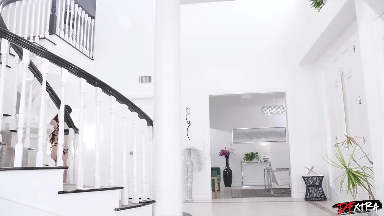 Luna Lovely Wraps Her Lips Around A BBC - ePornLeak