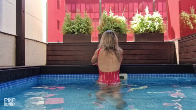 YummyTwice Rubs Her Pussy In The Pool